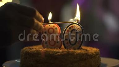手工点燃蜡烛生日蛋糕，80周年庆典，美味甜点
